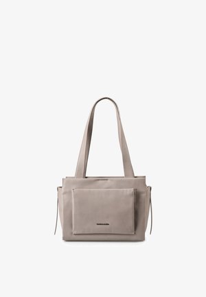 Beige Ledertasche mit langen Griffen und einer großen rechteckigen Vordertasche vor weißem Hintergrund.