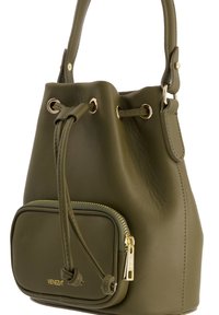 Oliivihreä ämpärilaukku, jossa on nyörisulku, etupuolella vetoketjullinen tasku, kultaiset yksityiskohdat ja yksi olkahihna.