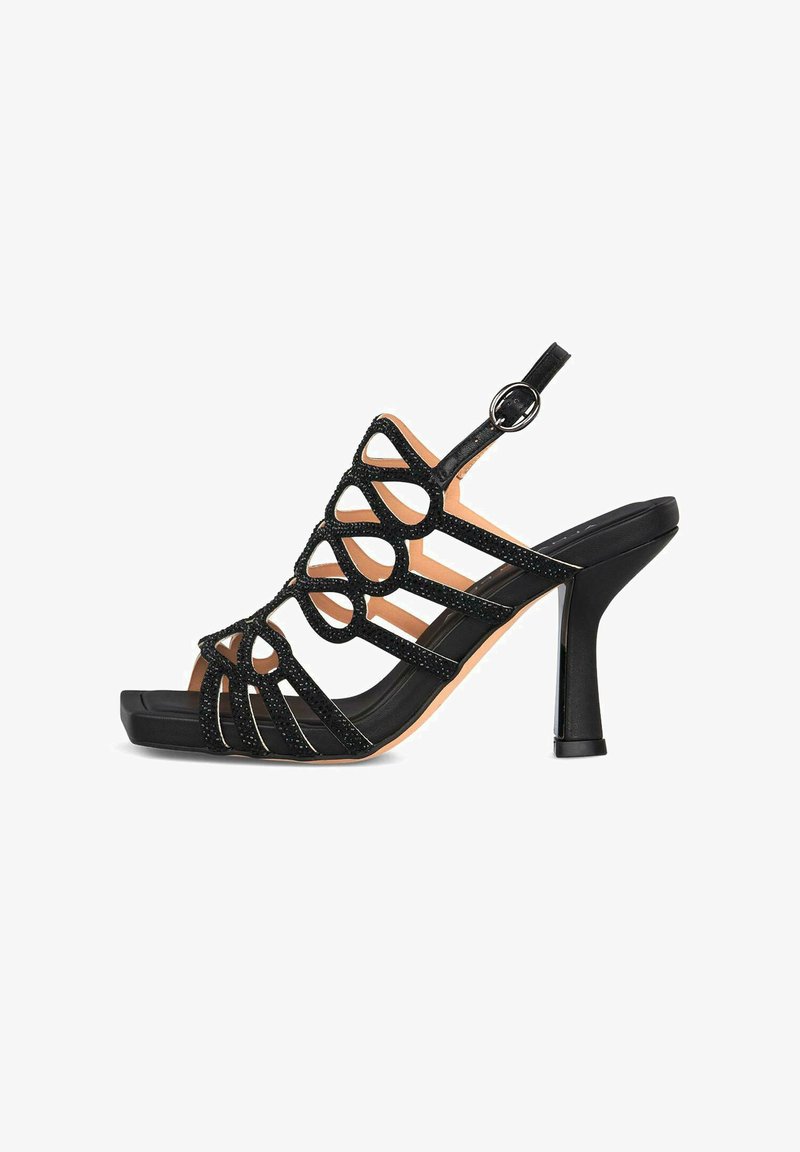 Schwarze Riemchen-High-Heel-Sandale mit dekorativen Ausschnitten, Knöchelriemen mit runder Schnalle und quadratischer Zehenpartie auf einem weißen Hintergrund.