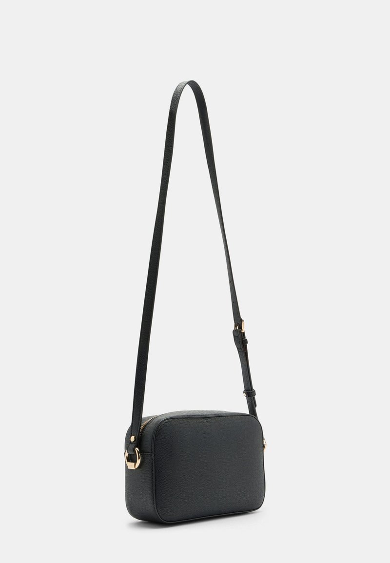 Černá texturovaná crossbody taška se zipovým uzávěrem, obdélníkový tvar, štíhlý nastavitelný popruh a akcenty zlatého kovu.