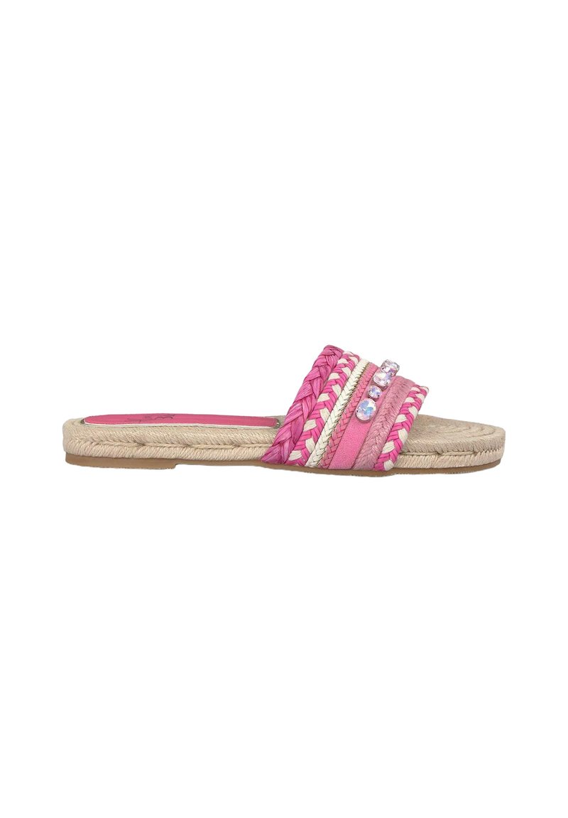 Sandalia deslizante tejida en color rosa con diseño de tres correas, que presenta acentos trenzados, piedras preciosas transparentes y una suela estilo yute.
