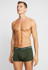 Calvin Klein Underwear LOW RISE TRUNK STRETCH 3 PACK - Cuecas boxer - pink/blue/black