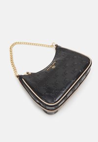 Svart lackläderhandväska med kedjerem, med präglat MK-logomönster, guldfärgad hårdvara och en strukturerad form.