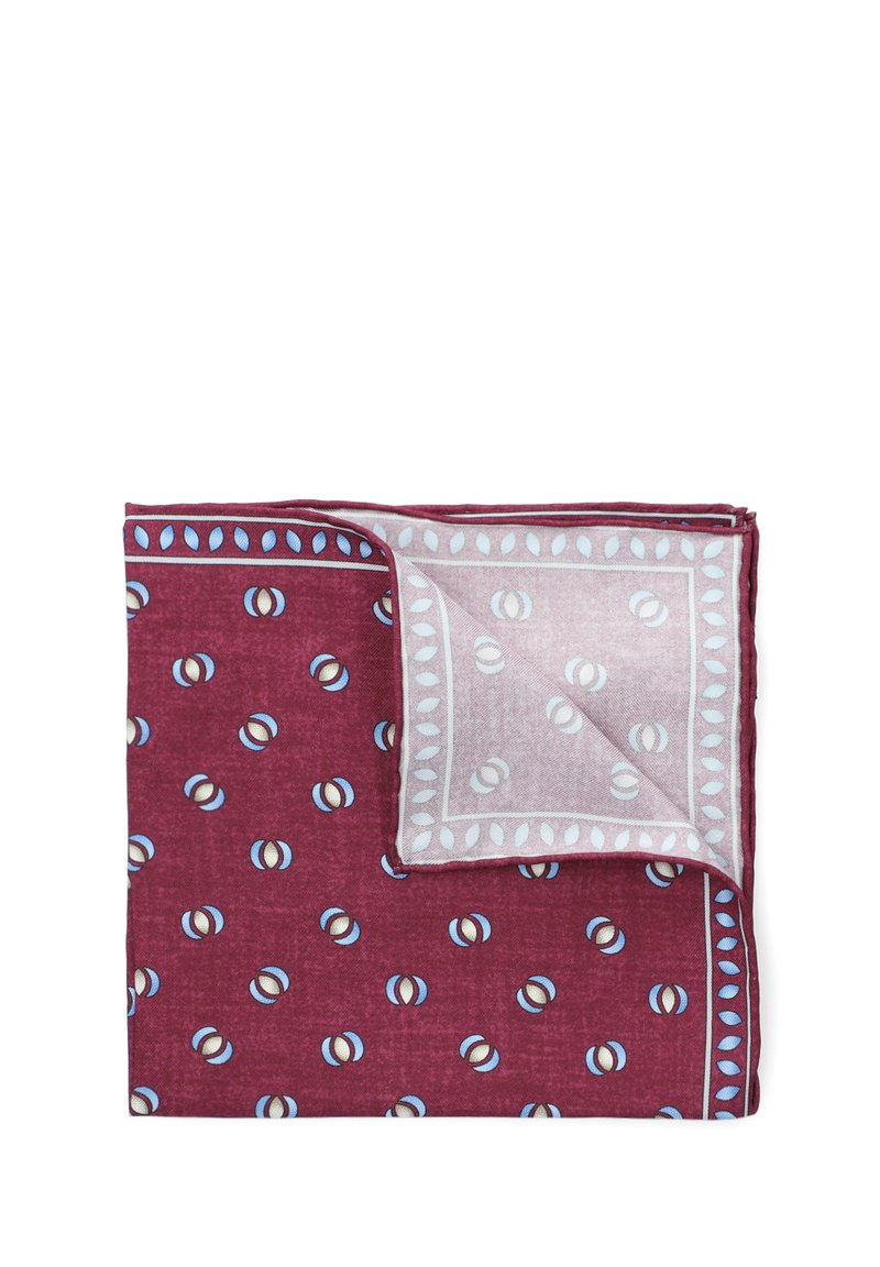 Bordowy szalik z geometrycznym wzorem w niebieskie i białe akcenty, wykończony jasnym bordiurem. Miękka tekstura, kwadratowy kształt.