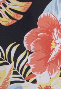 Tessuto floreale con grandi fiori arancioni e rosa, foglie verdi e sfondo nero. Texture liscia con colori vivaci e motivi tropicali.