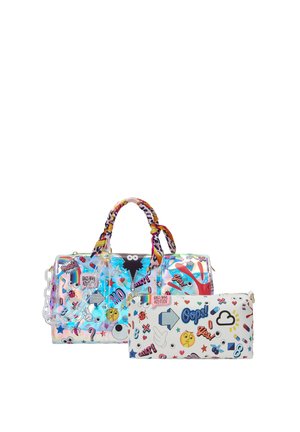Deux sacs colorés avec des motifs ludiques d’émojis, de texte et de symboles, l’un avec des poignées enveloppées et l’autre rectangulaire et plat.