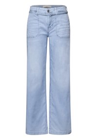 Jasnoniebieskie jeansy o szerokich nogawkach z przednimi naszywanymi kieszeniami, zapięciem na guziki i cienkim pasem w talii w tym samym kolorze.