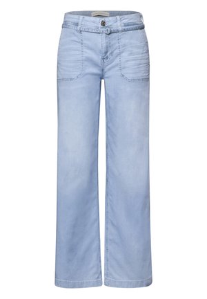 Jean bleu clair à jambes larges avec poches avant plaquées, fermeture à boutons et une fine ceinture assortie à la taille.