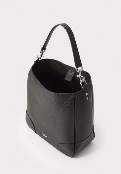 Musta nahkakäsilaukku tekstuuripinnaga, hõbedaste metalldetailidega ja ühe käepidemega. Omab avarat sisemust ja mõõdukaid külgaktsente.