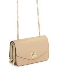 Borsa a tracolla in pelle beige con cinturino in catena dorata, presenta una chiusura a patta magnetica e due scomparti con zip, dettagli in metallo lucido.