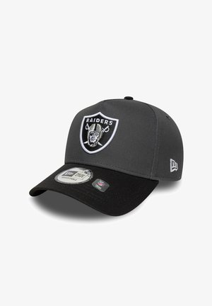 Szara dopasowana czapka z czarnym daszkiem. Posiada haftowane logo Raiders z przodu oraz regulowany rozmiar na spodniej stronie.