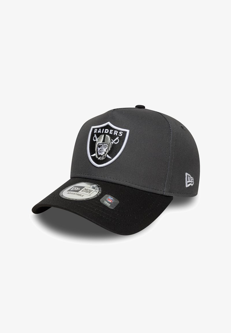 Szara dopasowana czapka z czarnym daszkiem. Posiada haftowane logo Raiders z przodu oraz regulowany rozmiar na spodniej stronie.
