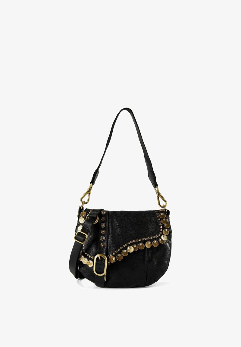 Schwarze Leder-Schultertasche mit goldfarbenen runden Nieten, dekorativer Schnalle und verstellbarem Riemen auf weißem Hintergrund.