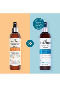 Der Curlsmith Effortless Waves Spray in Amber-Glasflaschen verfügt über ein neues Design mit Etiketten in kontrastierenden Farben und Pumpenköpfen.