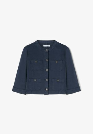 Veste bleu marine à manches longues avec col rond, quatre poches à boutons sur le devant et six boutons visibles au centre.