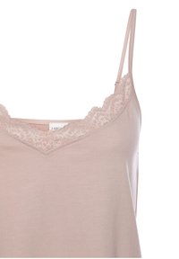 Canottiera rosa chiaro con scollatura a V rifinita in pizzo. Presenta spalline sottili e regolabili e una consistenza morbida, adatta per essere indossata a strati.