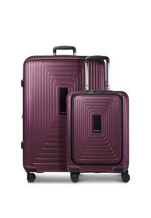 Zwei violette Hartschalenkoffer mit Teleskopgriffen und vier Rollen zum Drehen, ein großer und ein mittlerer, nebeneinander stehend.