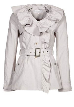 Lichtgrijze jas met een gerimpelde kraag, riem in de taille en knoopsluiting. Voorzien van zijzakken en een soepele textuur.