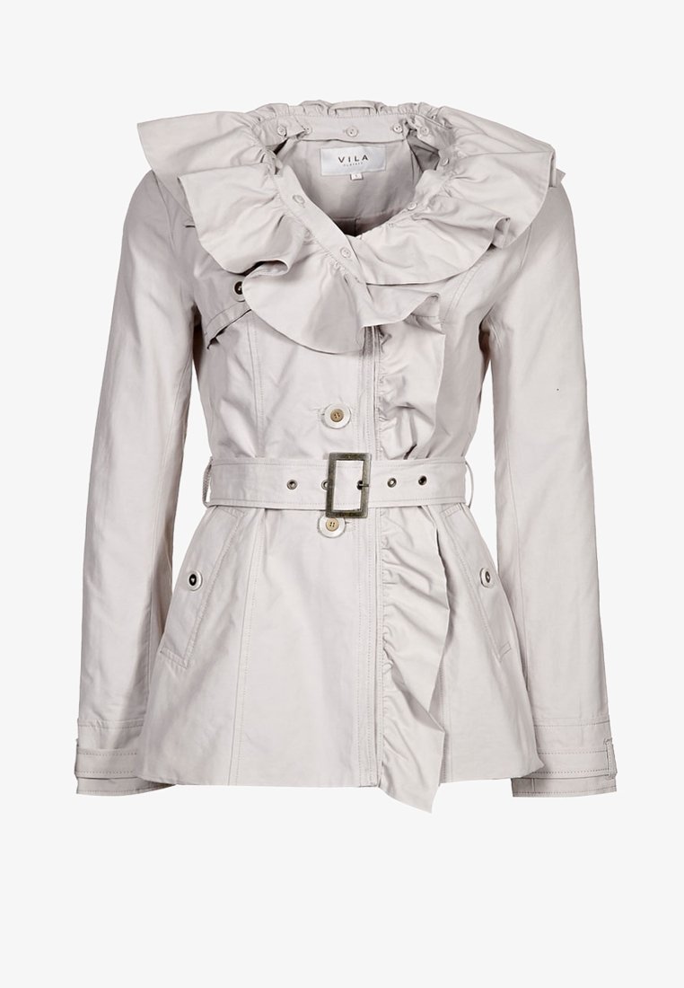 Lichtgrijze jas met een gerimpelde kraag, riem in de taille en knoopsluiting. Voorzien van zijzakken en een soepele textuur.