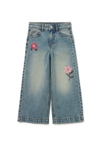 Pantalones culottes de mezclilla azules claros con bordado floral en rosa y verde en ambas piernas. Presenta un cierre de botón y diseño de cinco bolsillos.