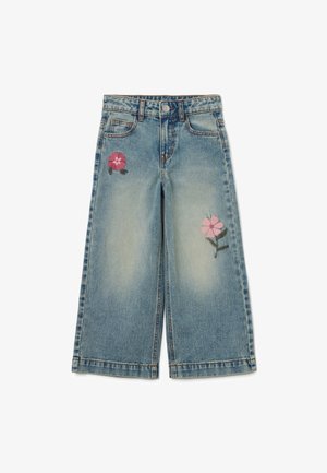 Pantalones culottes de mezclilla azules claros con bordado floral en rosa y verde en ambas piernas. Presenta un cierre de botón y diseño de cinco bolsillos.