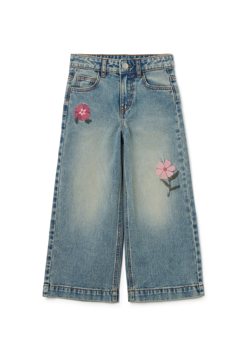 Pantalones culottes de mezclilla azules claros con bordado floral en rosa y verde en ambas piernas. Presenta un cierre de botón y diseño de cinco bolsillos.