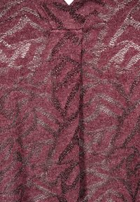 Maglione in maglia borgogna con un motivo a foglie testurizzato, caratterizzato da una leggera trasparenza e fili lucidi intrecciati. Design a scollo a V.