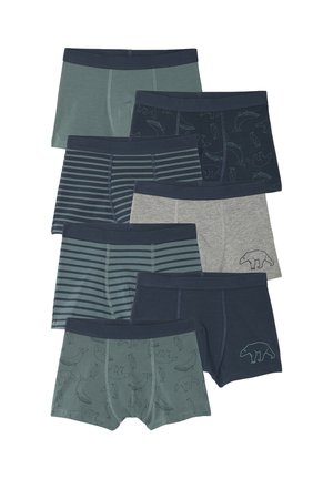 Sieben Paar Jungs-Boxershorts in unterschiedlichen Grüntönen, Marineblau und Grau, mit Tiermustern sowie einer Mischung aus einfarbigen und gestreiften Designs.