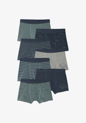 Sieben Paar Jungs-Boxershorts in unterschiedlichen Grüntönen, Marineblau und Grau, mit Tiermustern sowie einer Mischung aus einfarbigen und gestreiften Designs.