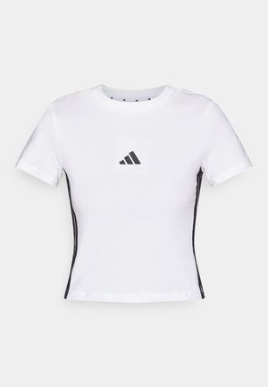 Hvit kortermet t-skjorte laget av bomull, med en svart Adidas-logo i et kvadratisk merke og svarte sidelister. Klassisk rund hals.