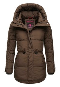 Bruine pufferjack met hoge kraag, ritssluiting, koord in de taille en zijzakken. Getextureerde stof met een doorgestikt patroon.