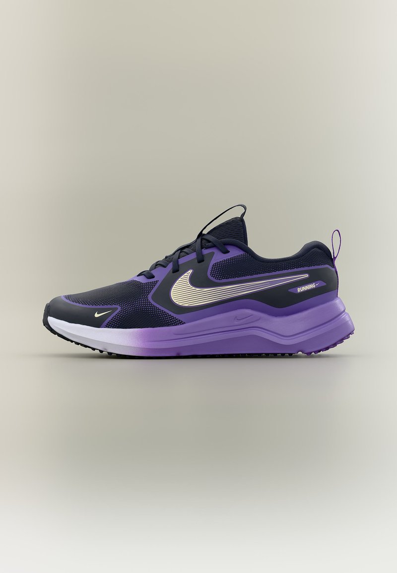 Chaussure de course Nike noire et violette avec logo swoosh blanc et semelle intermédiaire dégradée, vue de côté sur fond neutre.