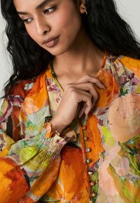 Next REGULAR FIT - Pusero - orange fruit abstract print
