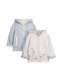 Se exhiben dos chaquetas con capucha para niños. Una tiene un estampado floral en azul y blanco; la otra es de color rosa con un patrón a rayas y bordado de animales.