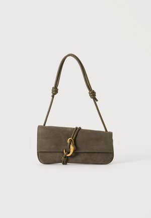 Kleine olivgrüne Wildleder-Schultertasche mit geknotetem Riemen und drehbarem goldfarbenem Metallverschluss an der vorderen Klappe.