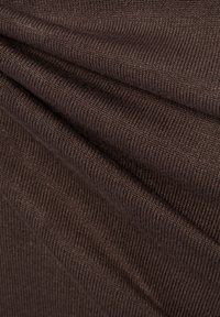 Brauner, gerippter Stoff mit glatter Textur, der mehrere Falten und Knicke zeigt und die Flexibilität und den Fall des Materials verdeutlicht.