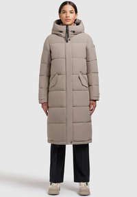 Lang, polstret frakke i lys grå, med hætte, brystlynlås, to forlommer og lige pasform. Glat tekstur med kviltet design.