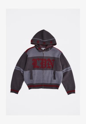 Svetr s kapucí na zip v šedé a tmavě červené barvě s hvězdnými vzory na kapuci a nápisem "LDN" přes hrudník, žebrované manžety a lem.