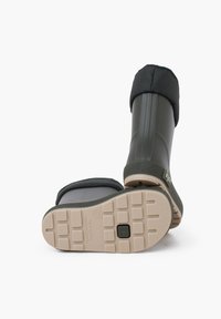 Bottes noires imperméables avec une partie en caoutchouc et des poignets en textile. La semelle en caoutchouc beige antidérapante est dotée de crampons carrés pour une meilleure adhérence.