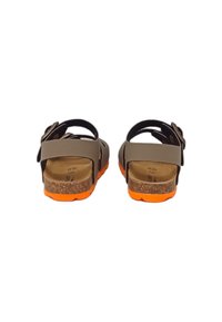 Sandali estivi marroni con apertura sul retro, suola in sughero e suola arancione, dotati di una fascia ampia e una fibbia regolabile per una vestibilità sicura.