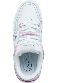 Hvit sneakers med rosa aksenter, med en teksturert overdel, polstret tunge og signaturdesign på innersålen. Rund tåform.