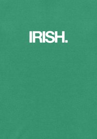 Zelené tričko s výrazným bílým nápisem "IRISH". Materiál vypadá měkce s hladkou texturou a pohodlným střihem.