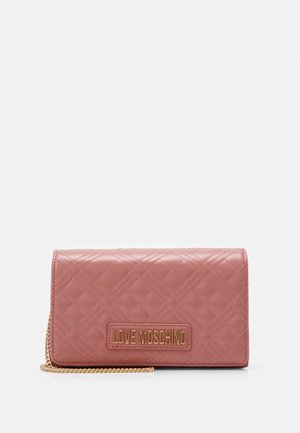 Różowa pikowana skórzana kopertówka z złotym łańcuszkiem i złotym napisem "LOVE MOSCHINO" na przedniej klapie.
