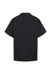 Camicia nera a maniche corte con bottoni realizzata in un tessuto leggero, con colletto e orlo dritto senza motivi o accenti visibili.