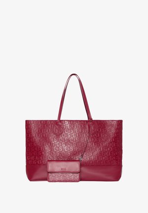 Rode leren shopper met geperste logo's, twee schouderbanden en een afneembaar tasje met magnetische sluiting. Gladde textuur en gestructureerde vorm.