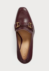 Burgundské kožené mokasíny so štvorcovou špičkou, zlaté kovanie na remienku, hladká textúra a polstrovaná stielka.