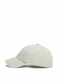 Gorra verde claro hecha de algodón con visera curvada, seis orificios de ventilación y un logotipo bordado en la parte frontal. Correa ajustable en la parte posterior.