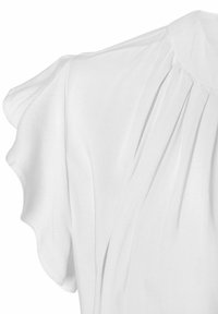 Witte blouse met korte gerimpelde mouwen, met plooien bij de halslijn. Gemaakt van lichtgewicht stof met een gladde textuur.