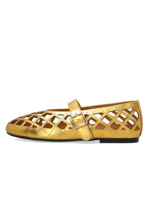 Goldener flacher Schuh mit Gitterausschnittmuster, spitzer Zehe und verstellbarem Riemen mit silberner Schnalle.