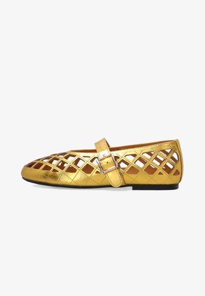 Goldener flacher Schuh mit Gitterausschnittmuster, spitzer Zehe und verstellbarem Riemen mit silberner Schnalle.